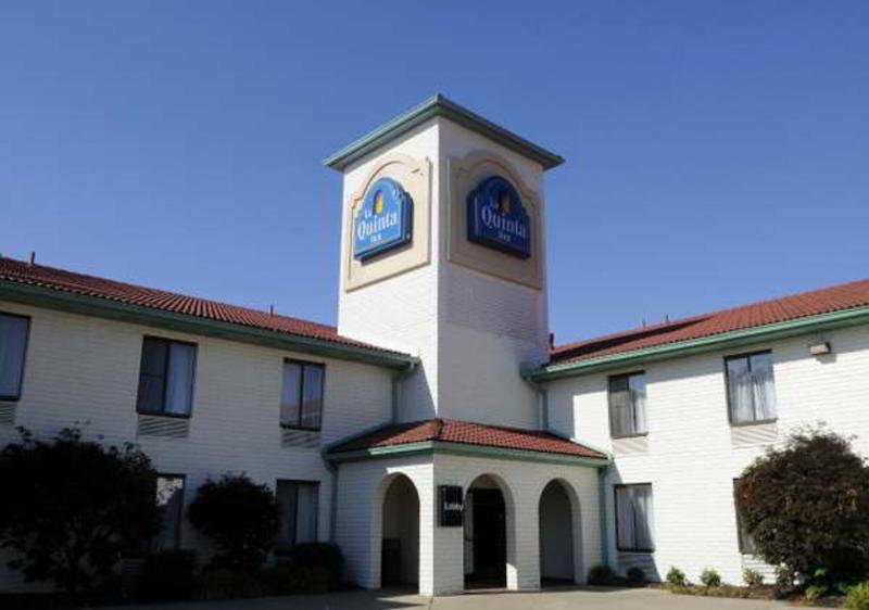 Clarion Pointe Richmond North Near University Exterior photo