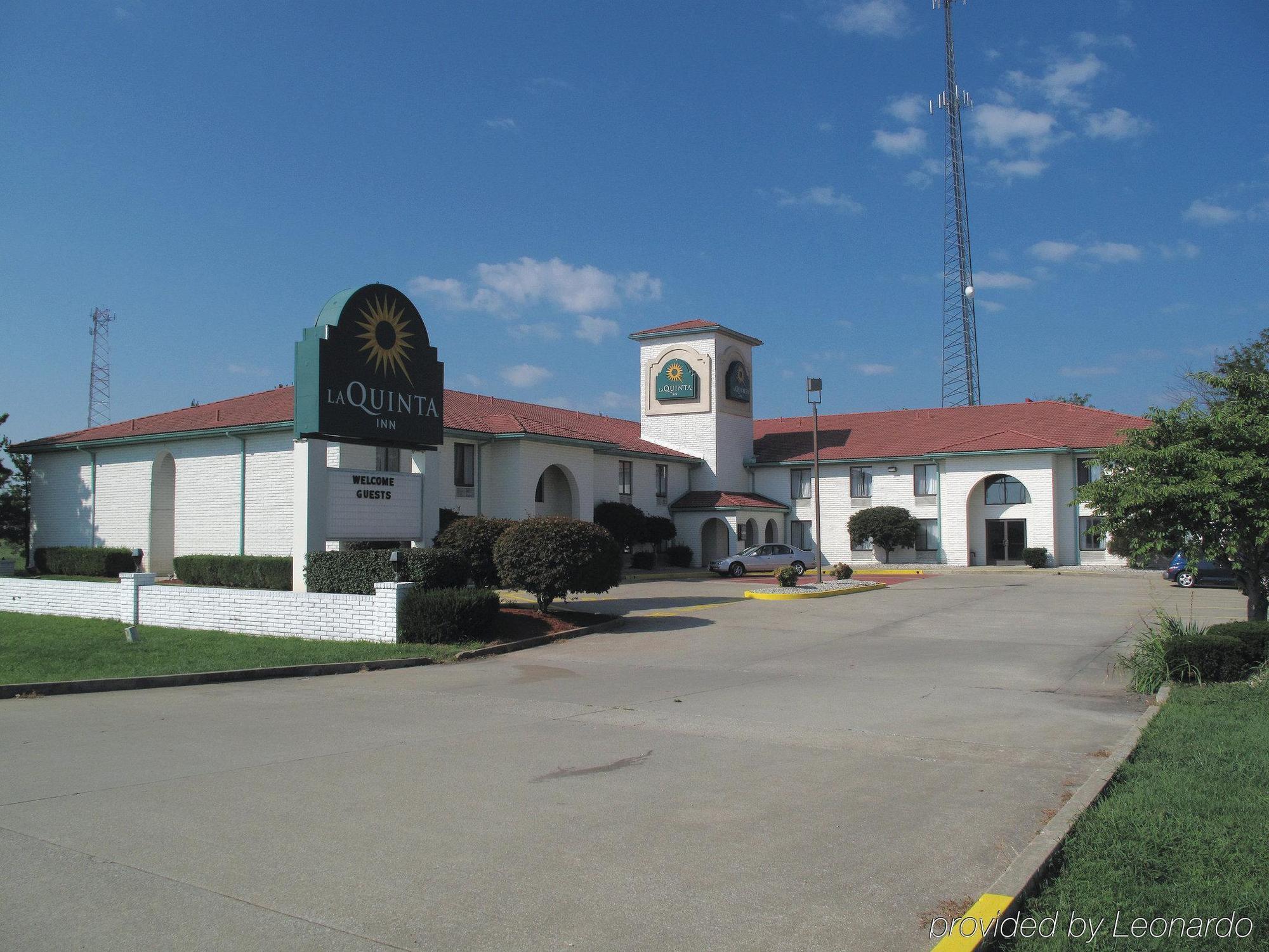 Clarion Pointe Richmond North Near University Exterior photo