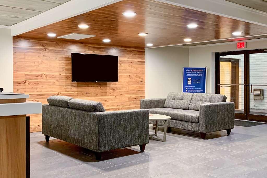 Clarion Pointe Richmond North Near University Interior photo