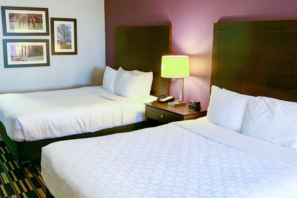 Clarion Pointe Richmond North Near University Room photo