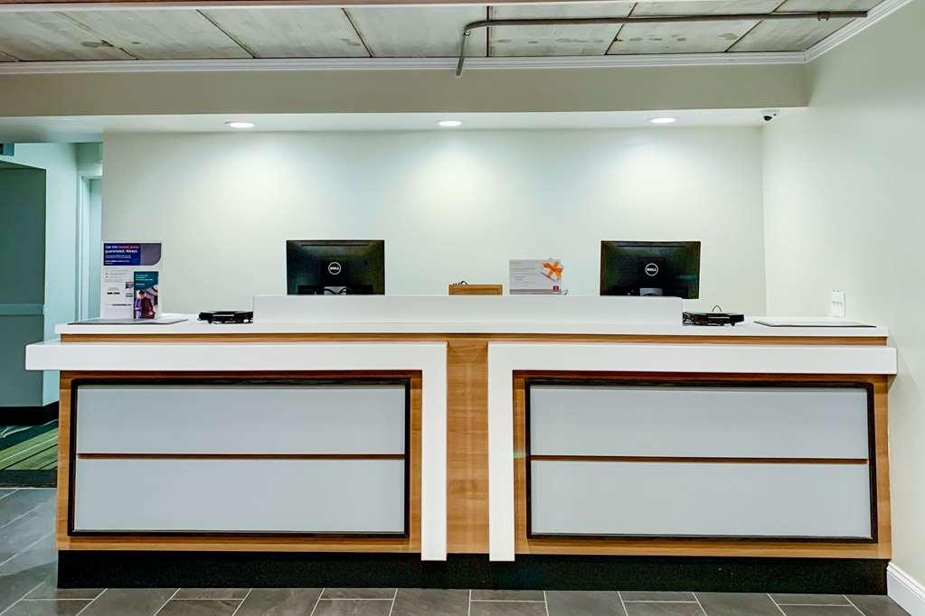 Clarion Pointe Richmond North Near University Interior photo