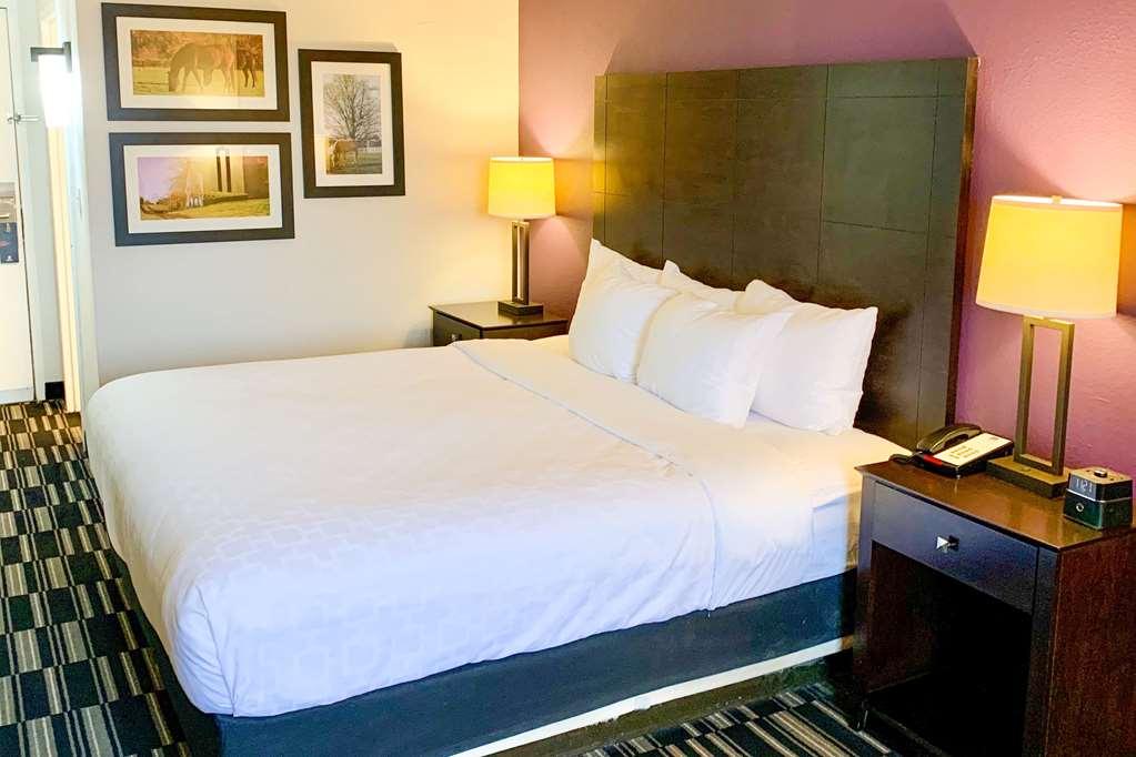 Clarion Pointe Richmond North Near University Room photo