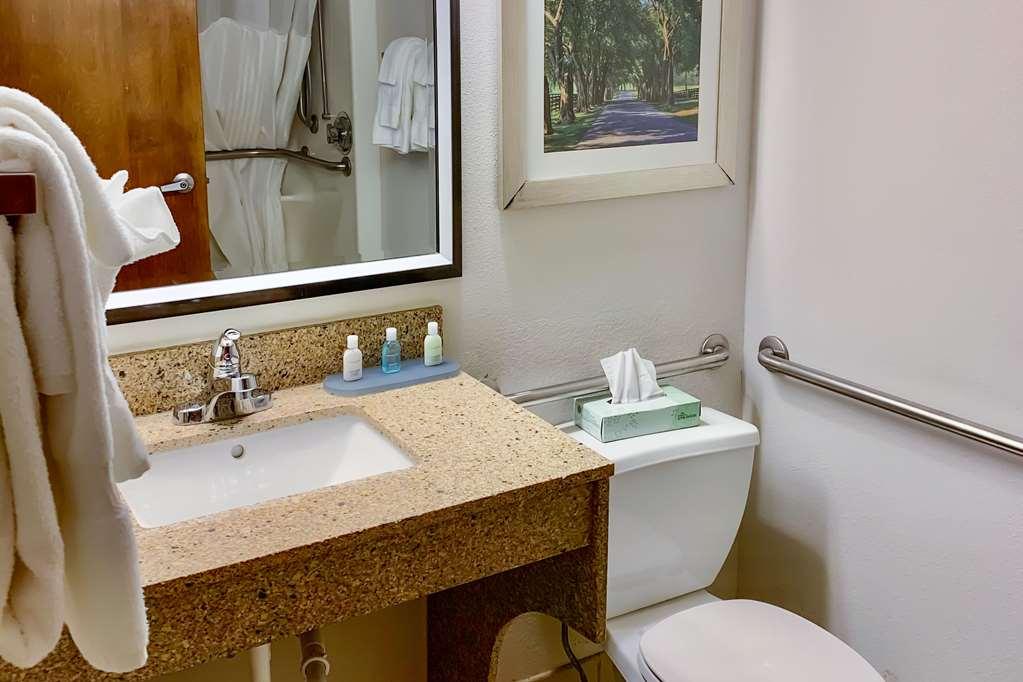 Clarion Pointe Richmond North Near University Room photo